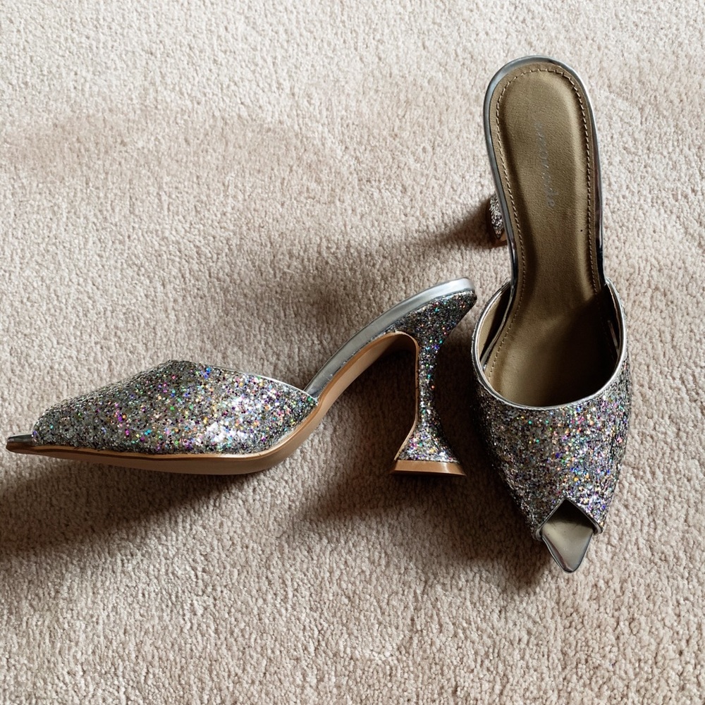 NWT! Silver glittery heel - Lemonade Size 9